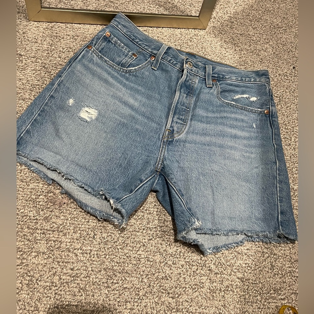 Levi’s mid thigh shorts